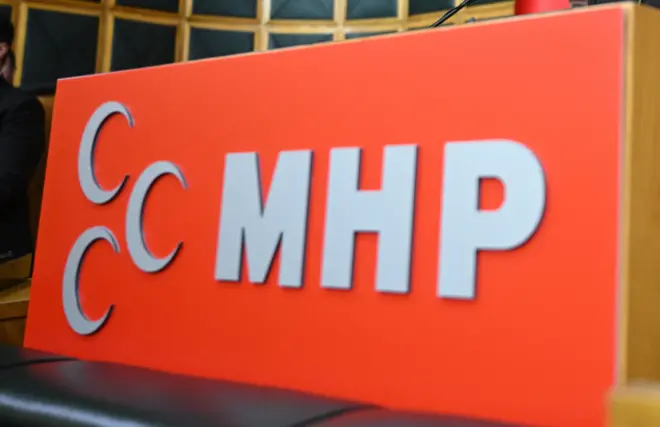 MHP logosu kırmızı zemin üzerinde üç beyaz hilal ve MHP harfleriyle