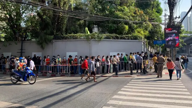 ထိုင်းက မြန်မာသံရုံးမှာ ရှေ့မှာတွေ့ရတဲ့ မြန်မာတွေ