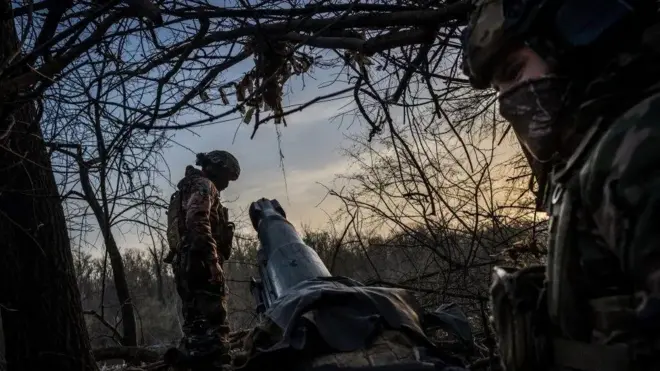 Soldado com armamentocasas de apostas com depósito mínimoartilharia no meio da mata