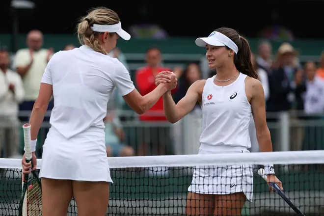 Zeynep Sönmez ve Ekaterina Alexandrova filenin üstünden el sıkışırken