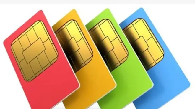 Kaadi ipe ti a mọ si SIM Card bii mẹrin lo wa ninu aworan yii. Wọn ni awọ pupa, yẹlo, ewe ati buluu.