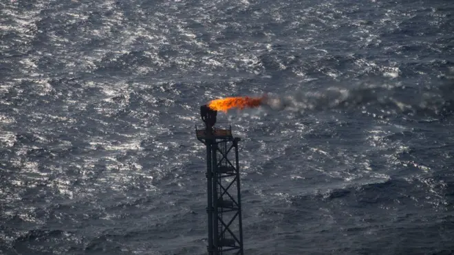 Vista aérea da tocha de gás da plataforma de petróleo "Cidade de Itaguaí", embarcação flutuante de produção, armazenamento e transferência (FSPO), operando na unidade de exploração do pré-sal da Bacia de Santos, em Itaguaí, a cerca de 240 km da costa do Rio de Janeiro.