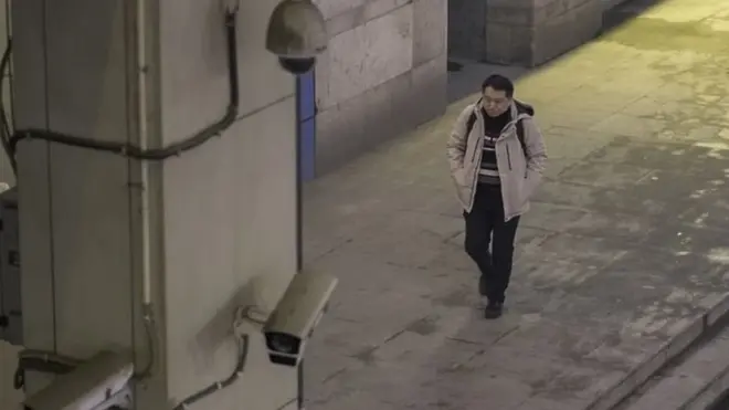 Ху Лю ар дайым көзөмөл алдында экенин сезет