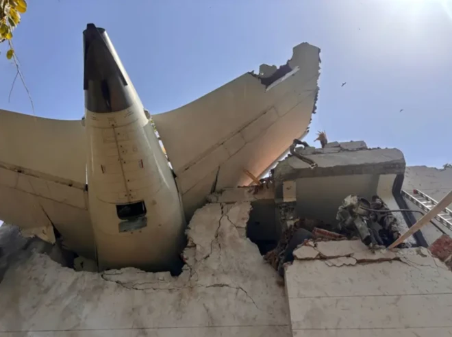 건물에 박힌 사고 에어인디아 여객기 꼬리 부분