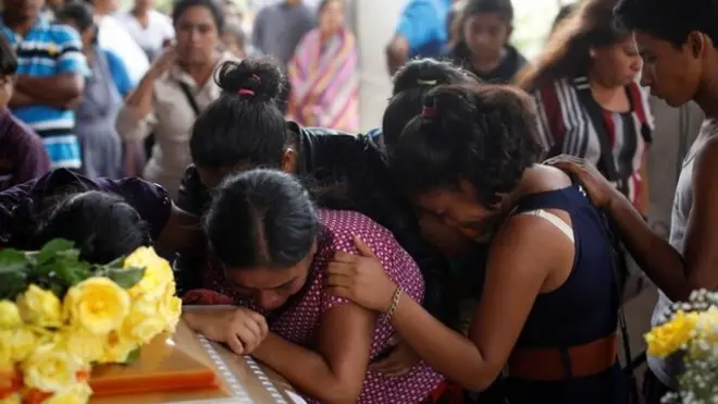 Los funerales de las víctimas de la erupción ya empezaron.