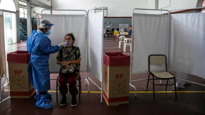 koronavirüs testi yaptıran bir kadın