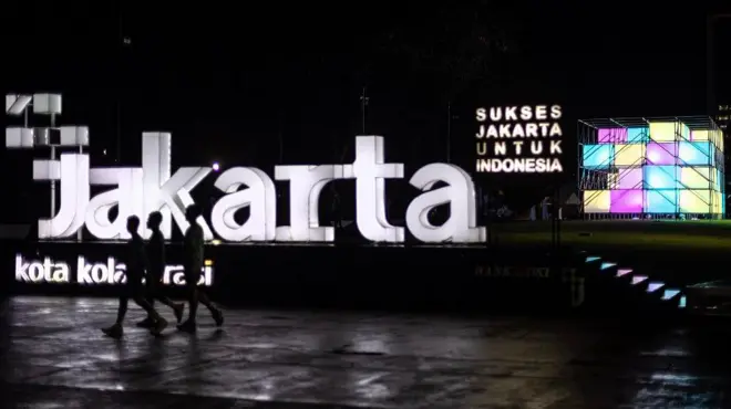 Warga berolahraga di Taman Lapangan Banteng, Jakarta, Jumat (23/05). 