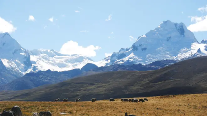 La disminución de los glaciares significa que hay menos agua disponible, aunque la necesidad del recurso es cada vez mayor porque es necesario irrigar debido al aumento de temperatura.