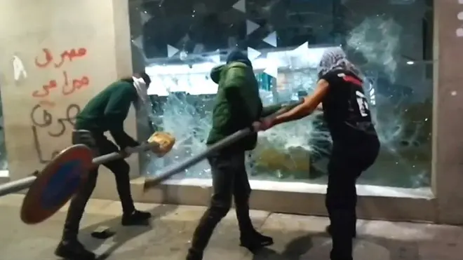 محتجون لبنانيون يهاجمون مصارف