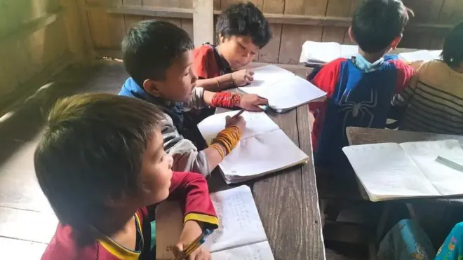 မင်းတပ်မြို့နယ်ထဲက ကိုယ်ထူကိုယ်ထကျောင်းတွေမှာ ပညာသင်ကြားနေတဲ့ ကလေးငယ်တွေ 