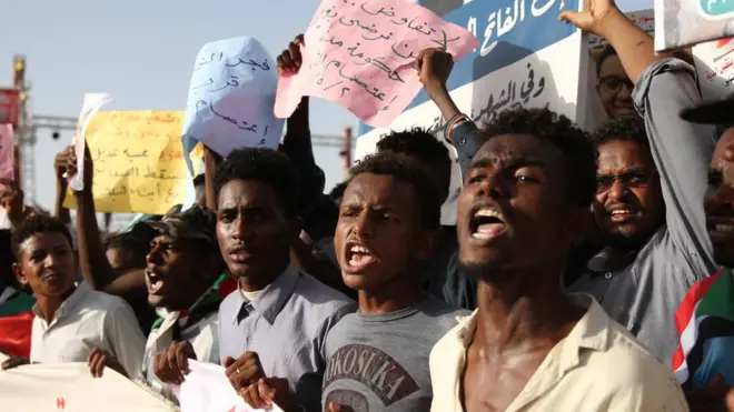 واصل السوادانيون الاحتجاج أمام مقر المجلس العسكري الانتقالي