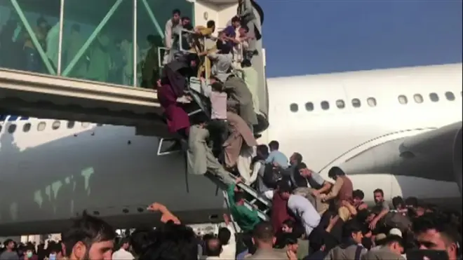 人們蜂擁爬上旋梯