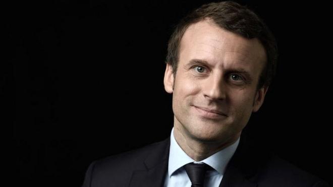 Emmanuel Macron en un fondo negro.