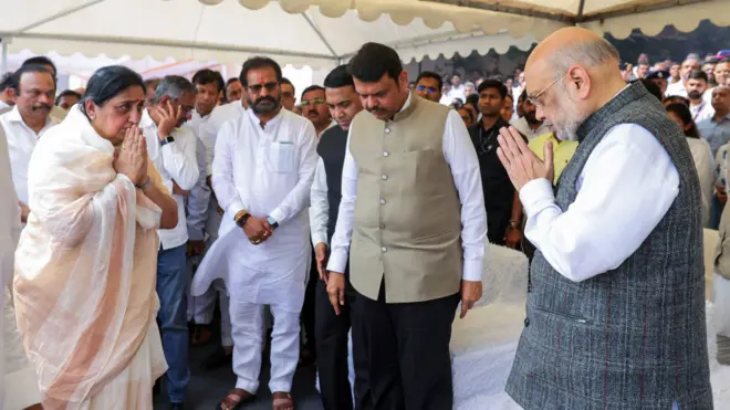 अजित पवारांच्या अंत्यविधीला उपस्थित केंद्रीय गृहमंत्री अमित शाह यांनी सुनेत्रा पवार यांचं सांत्वन केलं होतं.