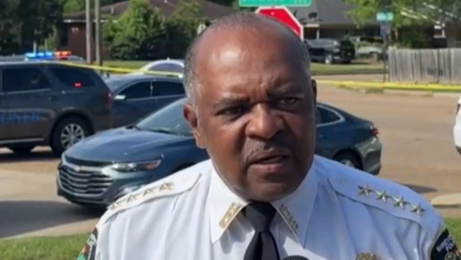 El jefe de policía de Shreveport, Wayne Smith, un hombre robusto, de piel morena y bigote, con corbata netra y camisa azul clara que en los hombros luce cuatro estrellas indicando su rango, hablando con la prensa