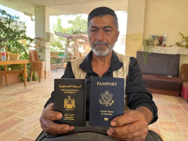 عوض حزمة يحمل جواز سفر يحمل شعار السلطة الفلسطينية