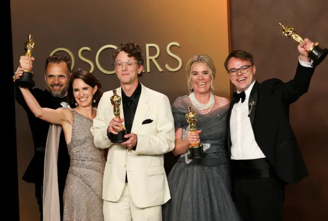 ပူတင်ကို ဆန့်ကျင်တဲ့ ဘာမှမဟုတ်သူ ဇာတ်ကားနဲ့ အော်စကာ ဆုရကြသူများ 