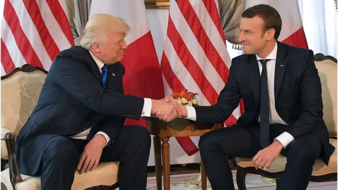 Poignée de main entre Donald Trump et Emmanuel Macron