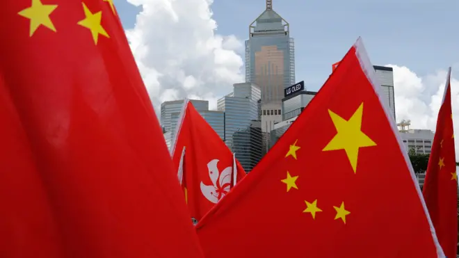 親北京人士慶祝中國全國人大常委會頒布《香港國安法》的旗海與香港風景（30/6/2020）