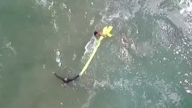 طائرة بدون طيار لإنقاذ السباحين