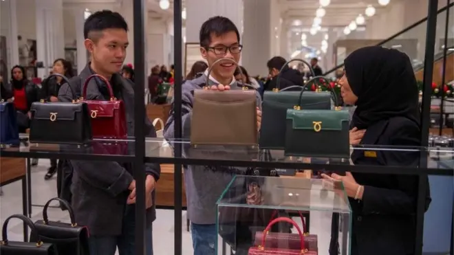 2018年節禮日，倫敦商業中心裏的亞洲面孔。中國代購已成為一些歐美品牌店的重要消費來源。