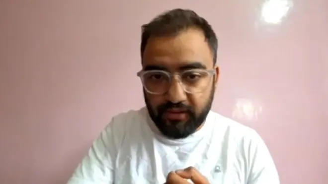 उमर सोफी यांनी अमेरिकेत शिक्षण घेण्यासाठी नोकरी सोडली. पण, डोनाल्ड ट्रम्प यांच्या विद्यार्थ्यांच्या व्हिसा निलंबनामुळे ते सध्या अनिश्चिततेचा सामना करत आहेत.