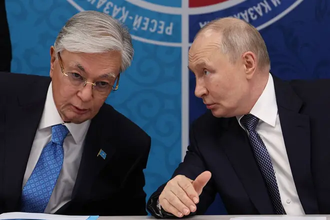 Путин ва Тоқаев гаплашиб турган ҳолатда.