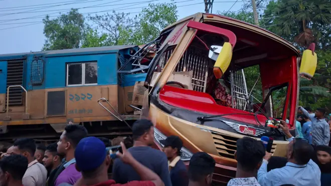 সংঘর্ষের পর বাসটিকে প্রায় আধা কিলোমিটার টেনে নিয়ে যায় ট্রেনটি 