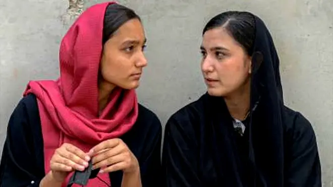 बैंक के बाहर बैठी महिलाएं