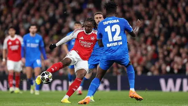 Eberechi Eze of Arsenal dey kick ball inbetween two Bayer Leverkusen players for di Uefa Champions League
