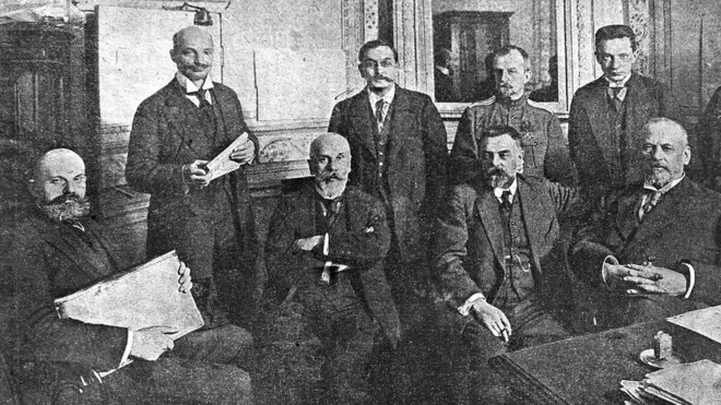 28 февраля 1917 года власть перешла в руки Временного комитета Государственной думы. Сидят, слева направо: Владимир Львов, Владимир Ржевский, Сергей Шидловский, Михаил Родзянко; стоят, слева направо: Василий Шульгин, Иван Дмитрюков, комендант гарнизона Петрограда полковник Борис Энгельгардт, Александр Керенский