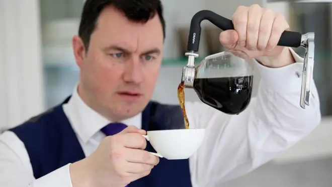 Las oscilaciones del café en una taza fueron puestas a prueba por uno de los científicos ganadores del IG Nobel.