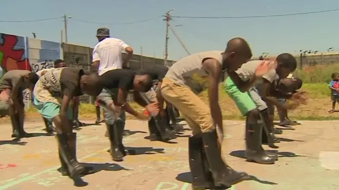 La danse en caoutchouc a été développée dans les mines sud-africaines