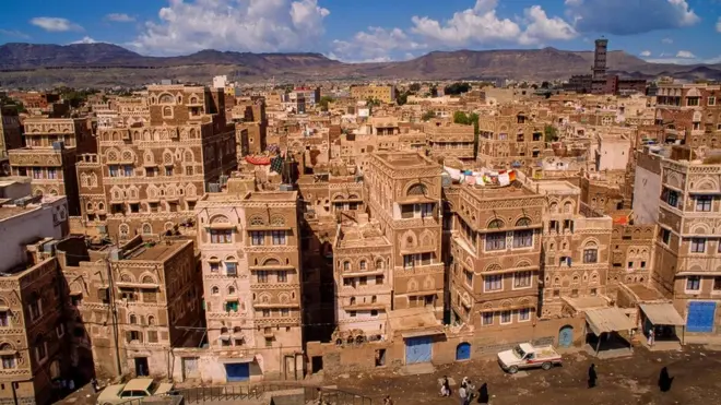 Maisons à base de terre boueuse à Sanaa au Yémen