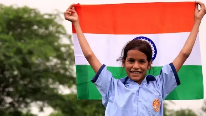 భారత జాతీయ జెండాతో బాలిక