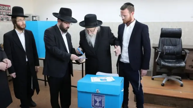 رجال دين يهود يصوتون في الانتخابات