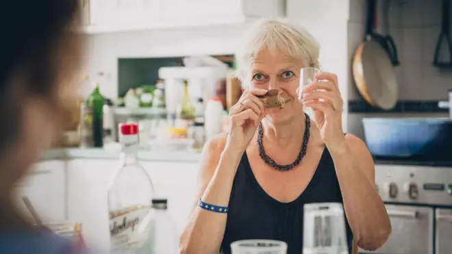 一些人認為，聞麵包有助於吸收酒精和抵消伏特加的味道（Credit: Jonny Donovan）