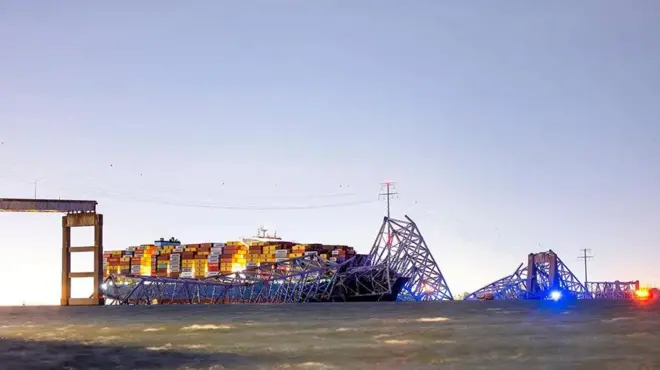 Destruição causada no navio pelo colapso com a ponte