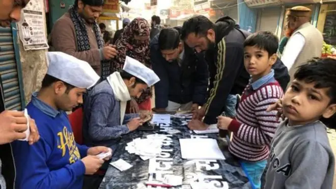 پولنگ بوتھ کے باہر کا منظر