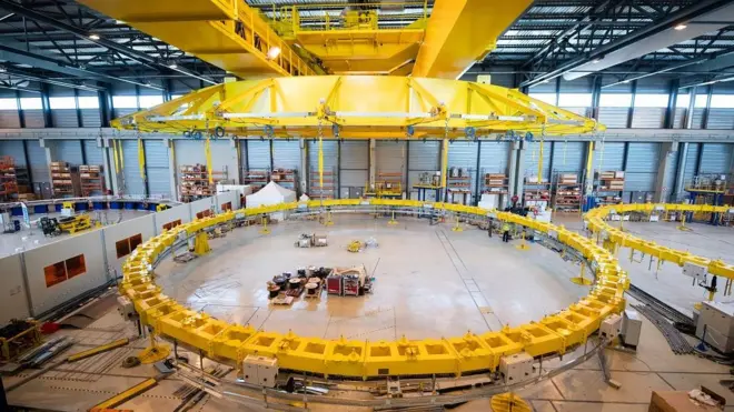 Специалисты работают на этапе сборки ИТЭР