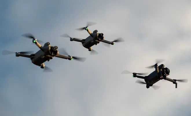 Drones da DJI em Glastonbury, Inglaterra, em 2025
