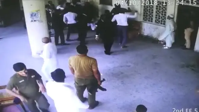 جہاں یہ ویڈیو وائرل ہو رہی ہے وہیں اب اس بارے میں مختلف پروفائلز سے احتجاج کیا جا رہا ہے