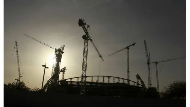 تنظيم نهائيات كأس العالم فتح ورشات بناء ضخمة في قطر