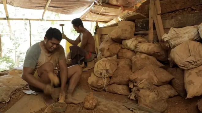 Lebih dari setengah luas Pulau Sangihe di Sulawesi Utara telah masuk dalam wilayah tambang emas dan warga beramai-ramai menolak karena kekhawatiran kerusakan lingkungan