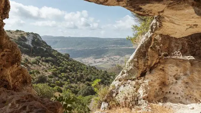 Вид зі скелі у Сардинії