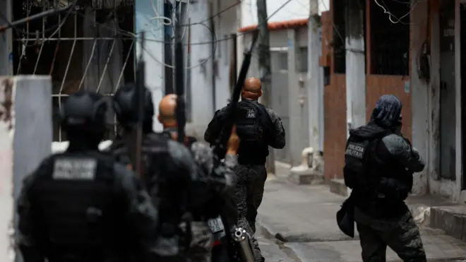 Policiais militares em operação contra o Comando Vermelho no Rio