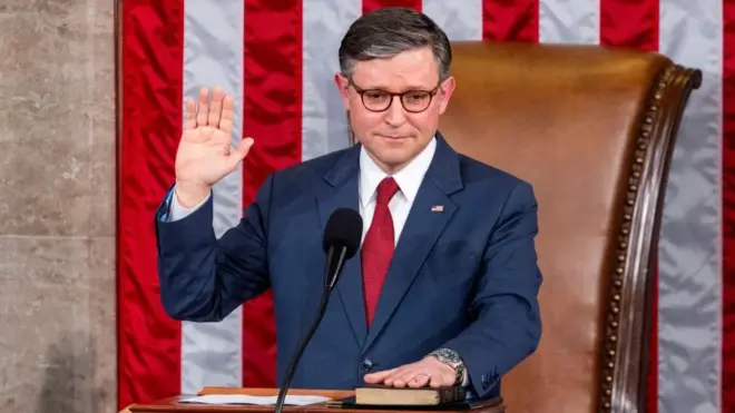 下院議長に僅差で再選され、宣誓就任するジョンソン氏（3日、ワシントン）