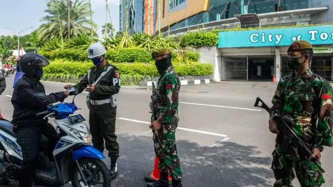 Sejumlah anggota TNI terlibat dalam pemeriksaan seorang warga di Surabaya, Rabu (27/05).