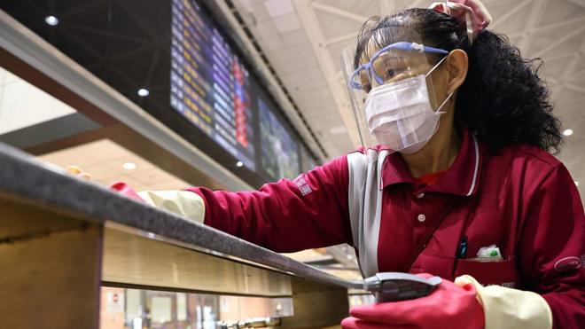 台湾清洁工人进行消毒
