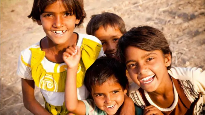 ఆనందంగా ఉన్న నలుగురు పిల్లలు